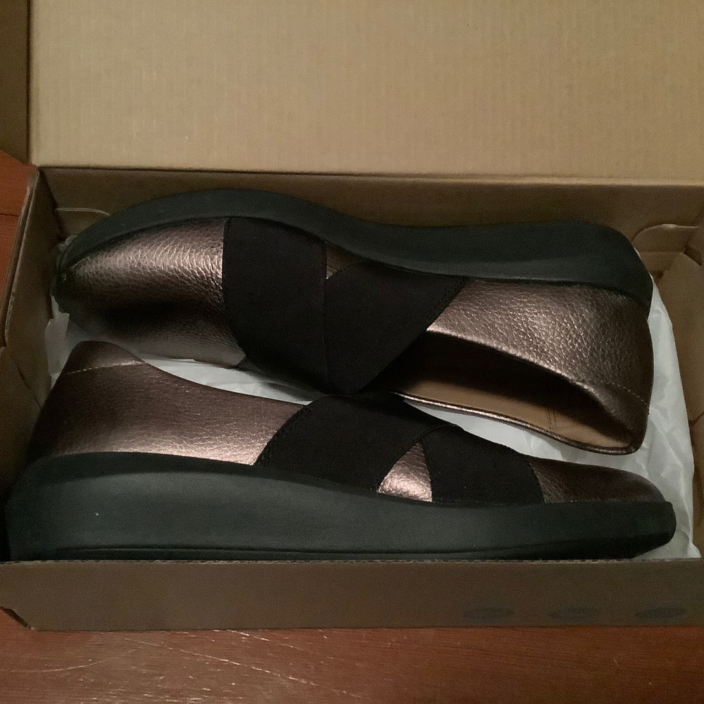 Clarks unstructured "Tawnia Band" pebble metallic flats size 6 NIB